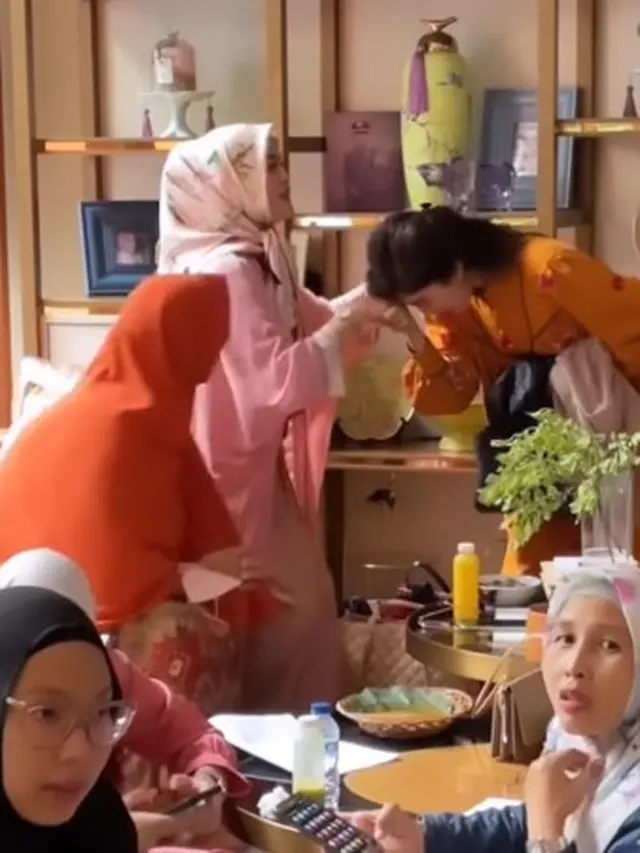 Ussy Sulistiawaty ikut pengajian (Instagram/ussypratama)