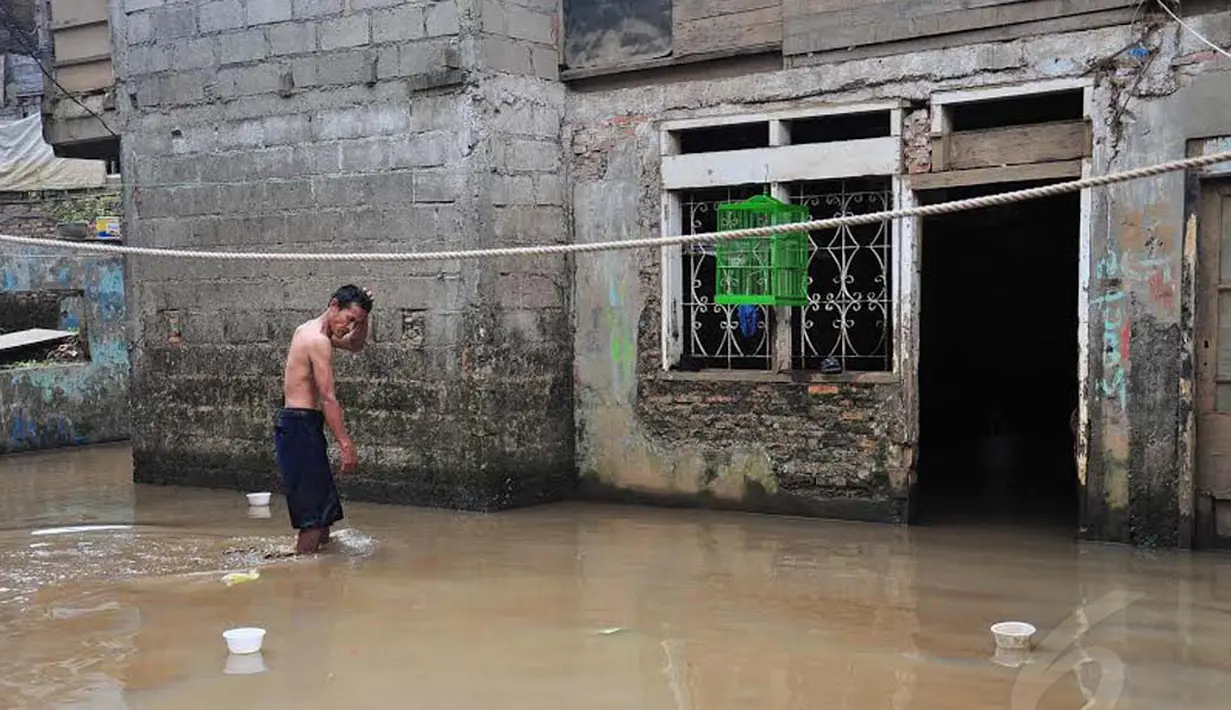 Banjir yang datang akibat hujan deras di Bogor, Jawa Barat itu tetap saja membuat warga pusing meskipun masyarakat di Kampung Pulo sudah sering mendapatkan banjir kiriman (Liputan6.com/Faizal Fanani)  