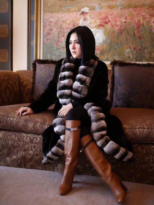 Dalam berbagai penampilannya mengenakan mantel bulu yang tebal, wanita berusia 38 tahun ini banyak menuai pujian warganet. Hal ini tentunya tak lepas dari penampilannya yang selalu terlihat paripurna. (Liputan6.com/IG/princessyahrini)