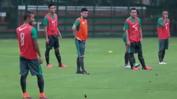Para pemain timnas Indonesia terlihat santai saat berlatih di Lapangan Sekolah Pelita Harapan, Karawaci, (11/10/2016). (Bola.com/Nicklas Hanoatubun)
