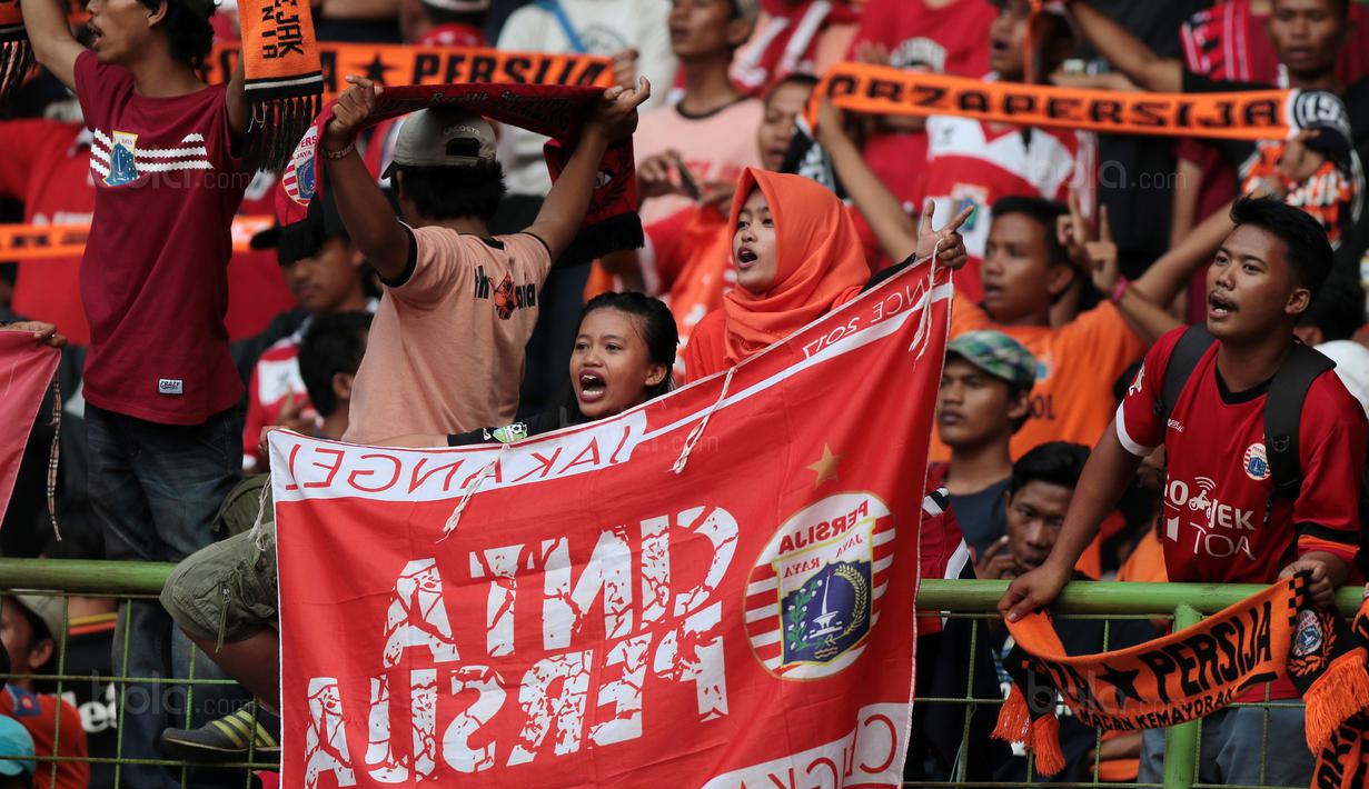 The Jakmania bernyanyi memberikan dukungan saat timnya Persija Jakarta melawan Perseru Serui pada lanjutan Liga 1 2017 di Stadion Patriot Bekasi, Selasa (19/9/2017). Persija menang 1-0. (Bola.com/Nicklas Hanoatubun)