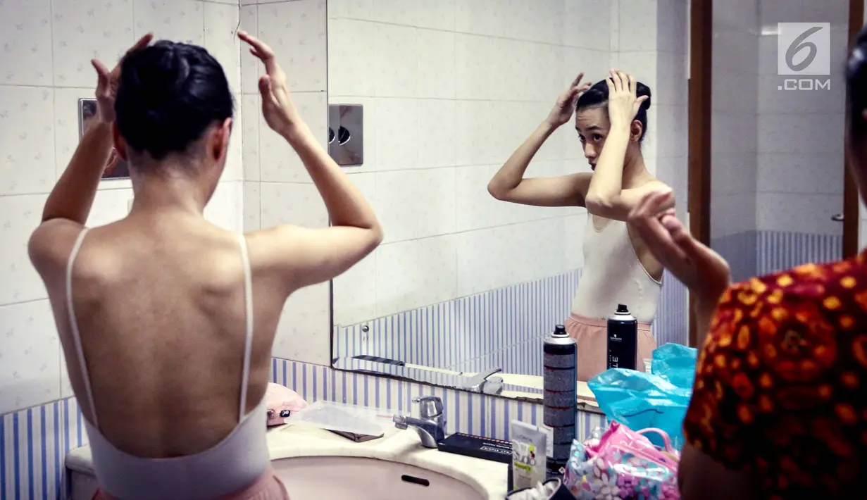 Penari balet sedang berdandan sebelum latihan dancing for the future di Studio Namarina Ballet, Guntur, Jakarta. (Liputan6.com/Fery Pradolo)