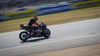 Pembalap Aprilia Racing asal Italia, Marco Bezzecchi, mengikuti sesi latihan bebas pertama menjelang Grand Prix MotoGP Prancis di Le Mans, Prancis barat laut, pada 8 Mei 2026. (Loic VENANCE/AFP)
