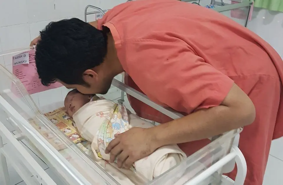 Bupati Trenggalek azani bayi gelandangan yang lahir di teras. Foto: (Dian Kurniawan/Liputan6.com)