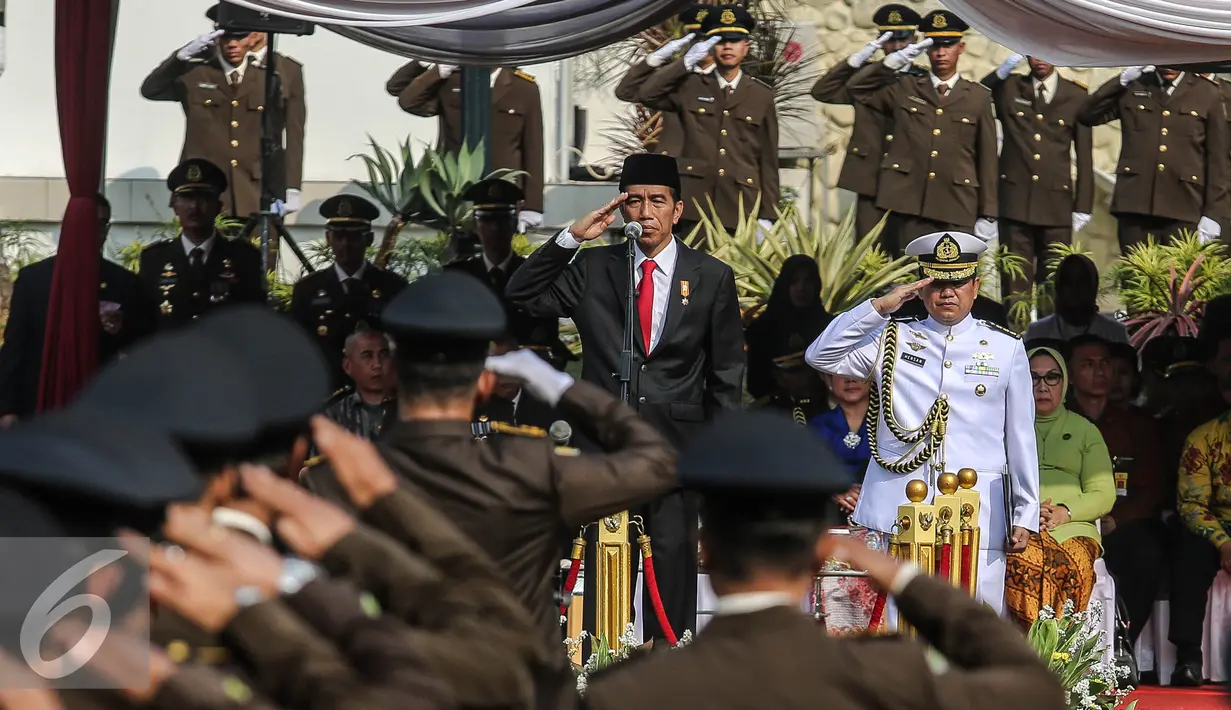 Presiden Jokowi (ketiga kanan) memberi penghormatan saat upacara Peringatan Hari Bhakti Adhyaksa ke-55 di Kejaksaan Agung, Jakarta, Rabu (22/7/2015). Tema hari Bhakti Adhyaksa ke-55 'Tingkatkan Kinerja, Bela Anak Bangsa.' (Liputan6.com/Faizal Fanani) 