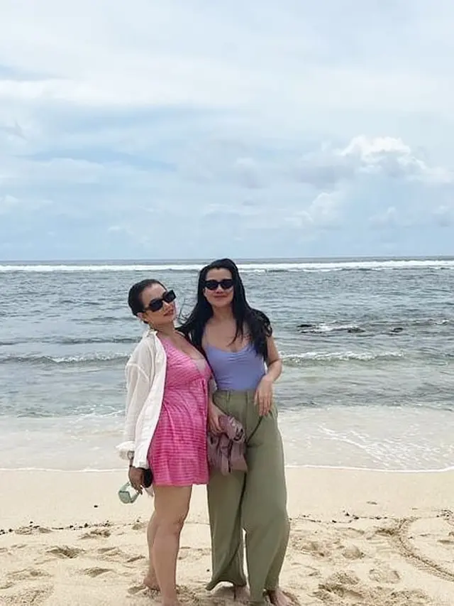 Selalu Tampil Kompak, Ini 6 Potret Liburan Reza Artamevia dan Aaliyah Massaid ke Bali
