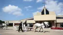 Kereta kuda membawa jenazah George Floyd menuju pemakaman Houston Memorial Gardens di Houston, Texas, Amerika Serikat, Selasa (9/6/2020). Floyd akan dimakamkan di samping makam ibunya, Larcenia Floyd. (Joe Raedle/Getty Images/AFP)