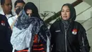 Sebelumnya, Bupati Pekalongan, Fadia Arafiq, diberitakan terkena OTT terkait dugaan tindak pidana korupsi terkait dengan pengadaan barang dan jasa outsourcing. Tampak dalam foto, Bupati Pekalongan, Fadia Arafiq (kiri) saat dibawa petugas menuju mobil tahanan usai menjalani pemeriksaan usai terjaring Operasi Tangkap Tangan (OTT) di gedung Merah Putih Komisi Pemberantasan Korupsi (KPK), Jakarta, Rabu (4/3/2026). (Foto: Istimewa)