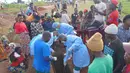 Orang-orang yang mengenakan pakaian pelindung  menurunkan peti jenazah seorang anak berusia enam tahun yang meninggal akibat Ebola, ke dalam liang lahat di Bunia, Provinsi Ituri, Kongo timur, Selasa, 18 Agustus 2026. (Foto AP/Dieudonne Dirole)