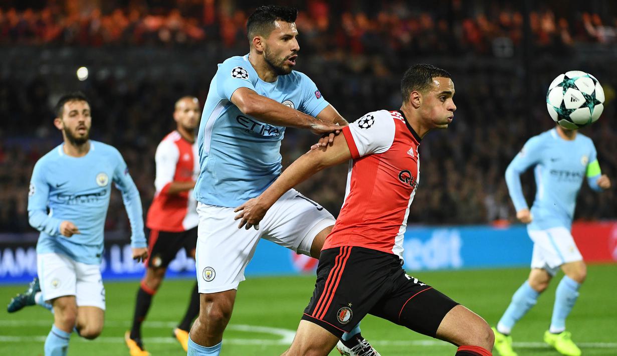 Striker Manchester City, Sergio Aguero, berebut bola dengan gelandang Feyenoord, Sofyan Amrabat, pada laga Liga Champions di Stadion Feyenoord, Rotterdam, Rabu (13/9/2017). Feyenoord kalah 0-4 dari City. (AFP/Emmanuel Dunand)