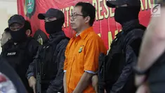 Mantan Plt Ketua PSSI Joko Driyono (tengah) saat diserahkan kepada Kejaksaan Agung di Polda  Metro Jaya, Jakarta, Jumat (12/4). Satgas Antimafia Bola menyerahkan tersangka kasus dugaan perusakan barang bukti pengaturan skor tersebut ke Kejaksaan Agung. (merdeka.com/Imam Buhori)
