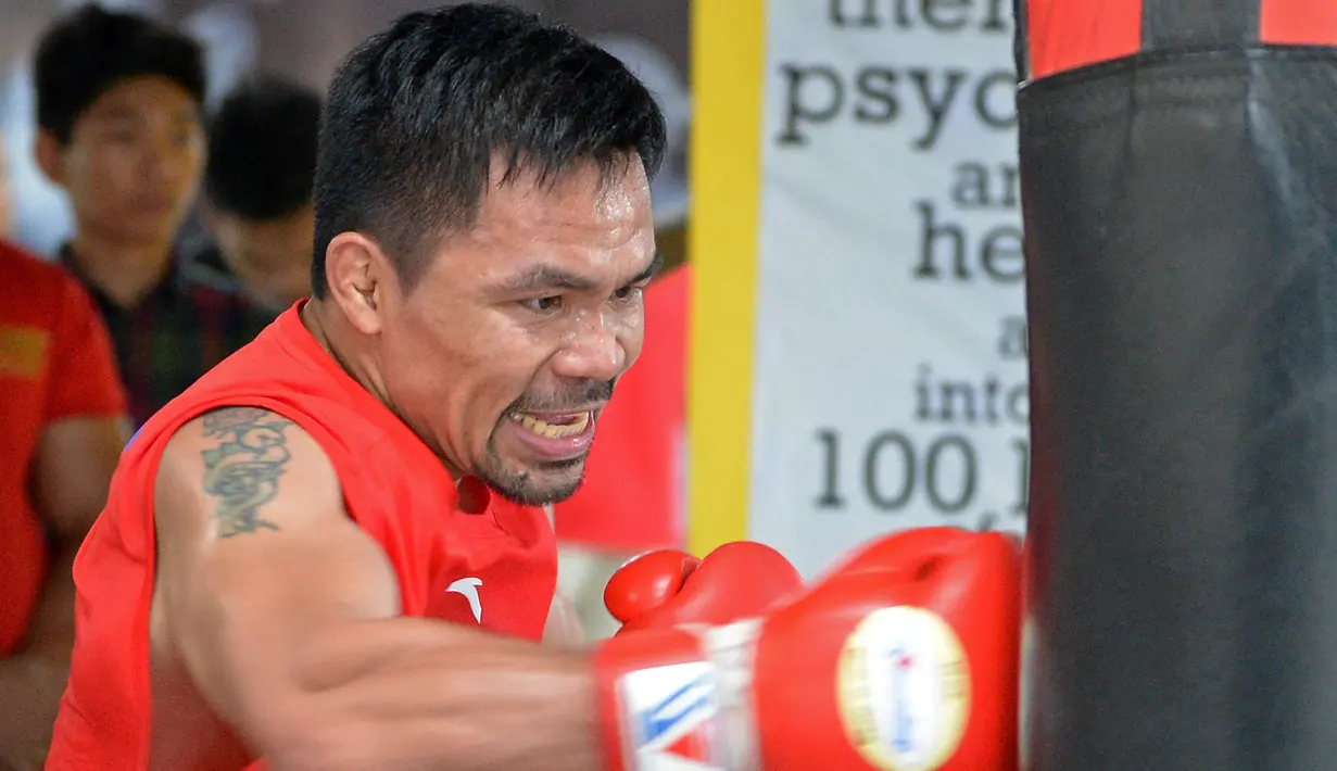 Petinju Manny Pacquiao saat berlatih di gym di Manila, (17/5). Pacquiao yang juga senator Filipina akan bertanding pada kelas welter dunianya melawan petinju Argentina Lucas Matthysse pada bulan Juli. (AFP Photo/Ted Aljibe)
