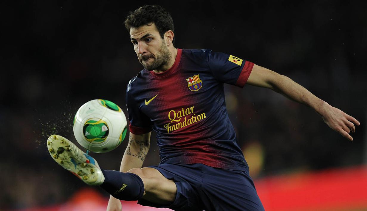 4. Cesc Fabregas, gelandang binaan Barcelona ini didatangkan Arsenal tahun 2003. Bersinar di Inggris membuat Barca mengembalikan Cesc pada musim 2011-2012 namun sayang dirinya dianggap gagal berkembang dan akhirnya dijual ke Chelsea. (AFP/Lluis Gene)