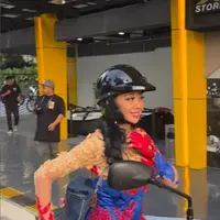 Potret artis wanita naik sepeda motor pakai kebaya dalam rangka peringati Hari Kartini. (Sumber: Instagram/asri_welas)