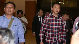 Cagub DKI Jakarta, Basuki Tjahaja Purnama (kanan) bersiap menghadiri Urun Rembuk Iluni UI di Grand Sahid Jaya, Jakarta, Kamis (12/1). Urun rembuk berlangsung tertutup. (Liputan6.com/Helmi Fithriansyah)