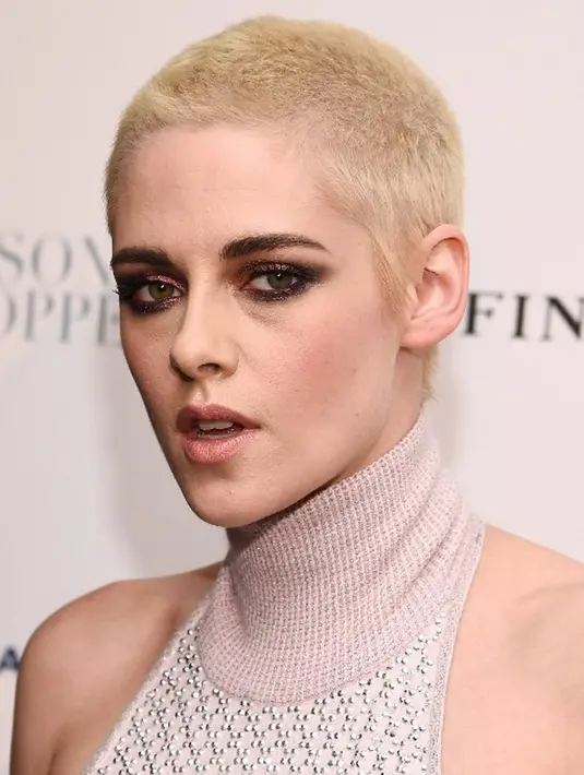 “Iya seperti itu, aku tidak bisa berhenti memegang rambutku. Pasalnya aku tidak terbiasa dengan gaya rambutku seperti ini,” ucap Kristen Stewart. (AFP/Bintang.com)