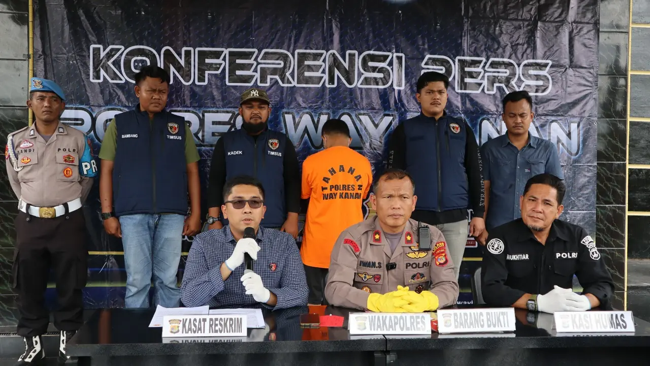 Kasatreskrim Polres Way Kanan, AKP Mangara Panjaitan saat jumpa pers pengungkapan kasus pungli yang viral di media sosial. Foto : (Istimewa).