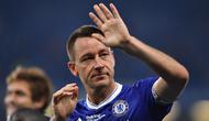 John Terry. Bek tengah yang menjadi legenda di Chelsea ini total bermain dalam 19 musim, mulai 1998/1999 hingga 2016/2017 dengan total tampil sebanyak 717 laga dengan torehan 67 gol. Ia pensiun pada 2018 bersama Aston Villa yang tengah berlaga di Championship. (Foto: AFP/Ben Stansall)