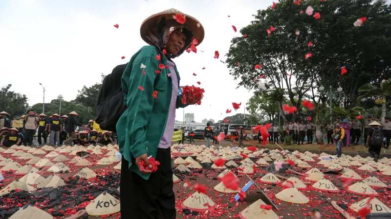 Bawa Cangkul dan Caping, Warga Demo Tolak Pembangunan PLTU Batubara Batang