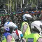 Anggota TNI menaiki kendaraan lapis baja saat mengikuti apel Operasi Lilin di Lapangan Silang Monas, Jakarta Pusat, Kamis (21/12/2023). (merdeka.com/Arie Basuki)