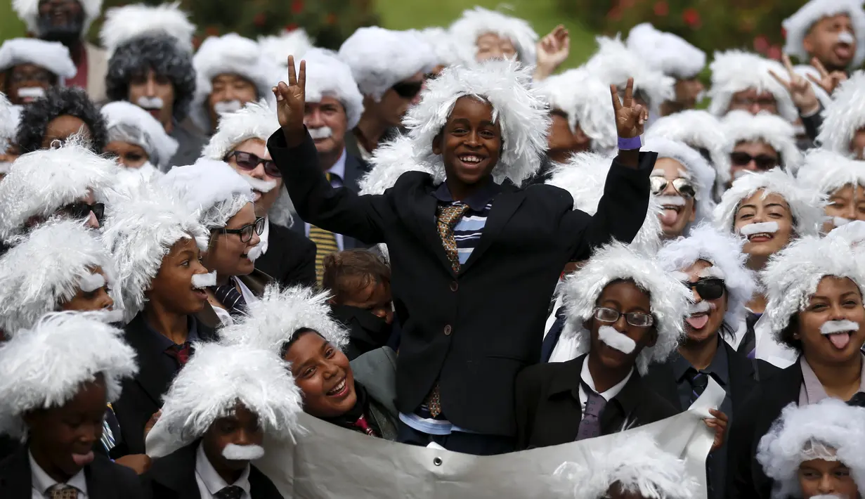 Sejumlah orang berpakaian seperti Albert Einstein berkumpul untuk mencetak rekor dunia Guinness di Los Angeles, California, 27 Juni 2015. Acara ini diadakan guna mengumpulkan dana bagi pendidikan anak-anak tunawisma. (REUTERS/Lucy Nicholson)