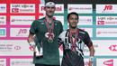 Pebulu tangkis Denmark Viktor Axelsen dengan medali emas dan pebulu tangkis tunggal putra Indonesia Jonatan Christie dengan medali perak berfoto saat penyerahan medali Japan Open 2023 di Tokyo, Minggu (30/7/2023). (AP Photo/Hiro Komae)