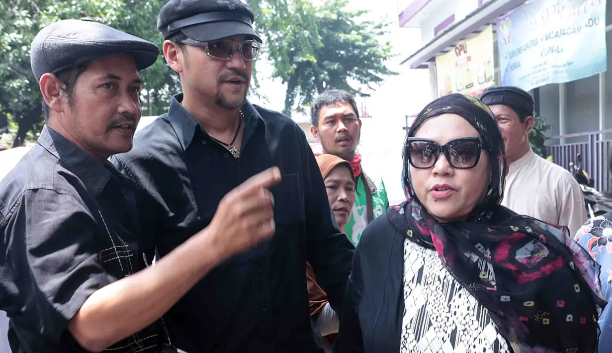 Usai disemayamkan di kediamannya dan jenazahnya dimandikan, mendiang Eko DJ dimakamkan di TPU Pondok Kelapa, Jakarta Timur, pada Selasa (28/3/2017), sehabis Salat Zuhur. (Deki Prayoga/Bintang.com)