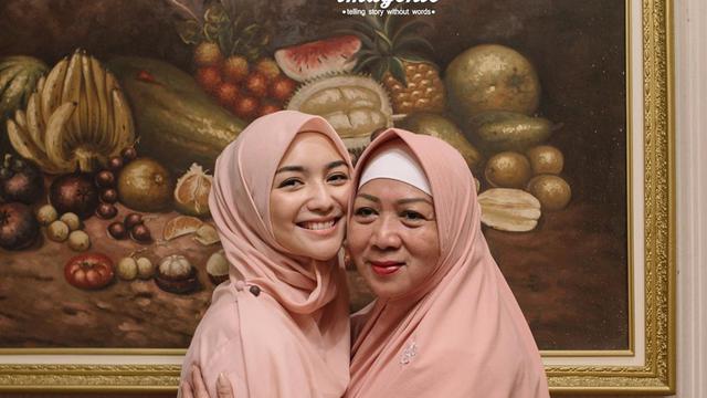 Jarang Tersorot, Ini 6 Momen Kebersamaan Citra Kirana dan Ibunda