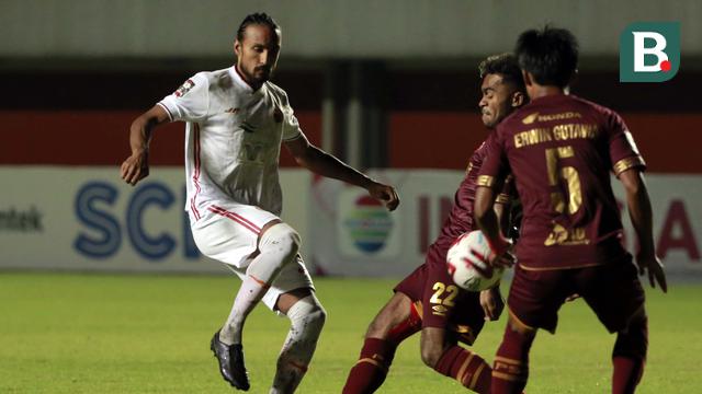 FOTO: PSM Makassar Imbangi Persija Jakarta Tanpa Gol dalam Leg Pertama Semifinal Piala Menpora 2021 - Rohit Chand; Yakob Sayuri