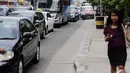 Seorang pejalan kaki berjalan di trotoar sekitar jalan MH Thamrin, Jakarta, Rabu (17/12/2014). (Liputan6.com/Faizal Fanani) 