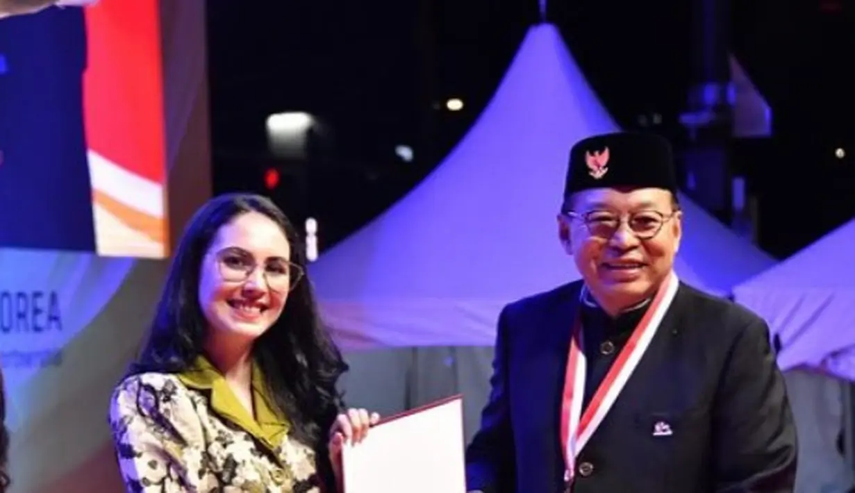 Ia juga tampil dengan dress motif batik kehijauan, dengan kerah dan lengan panjang.  [@arumibachsin_94]