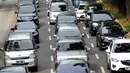Sejumlah kendaraan melintasi kawasan Semanggi menuju kawasan Thamrin, Jakarta, Selasa (5/4). Penghapusan sementara sistem "three in one" membuat kepadatan. (Liputan6.com/Gempur M Surya)