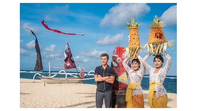 Gaya Tom Holland Memakai Piyama Saat Promosi Film Spider-Man di Bali