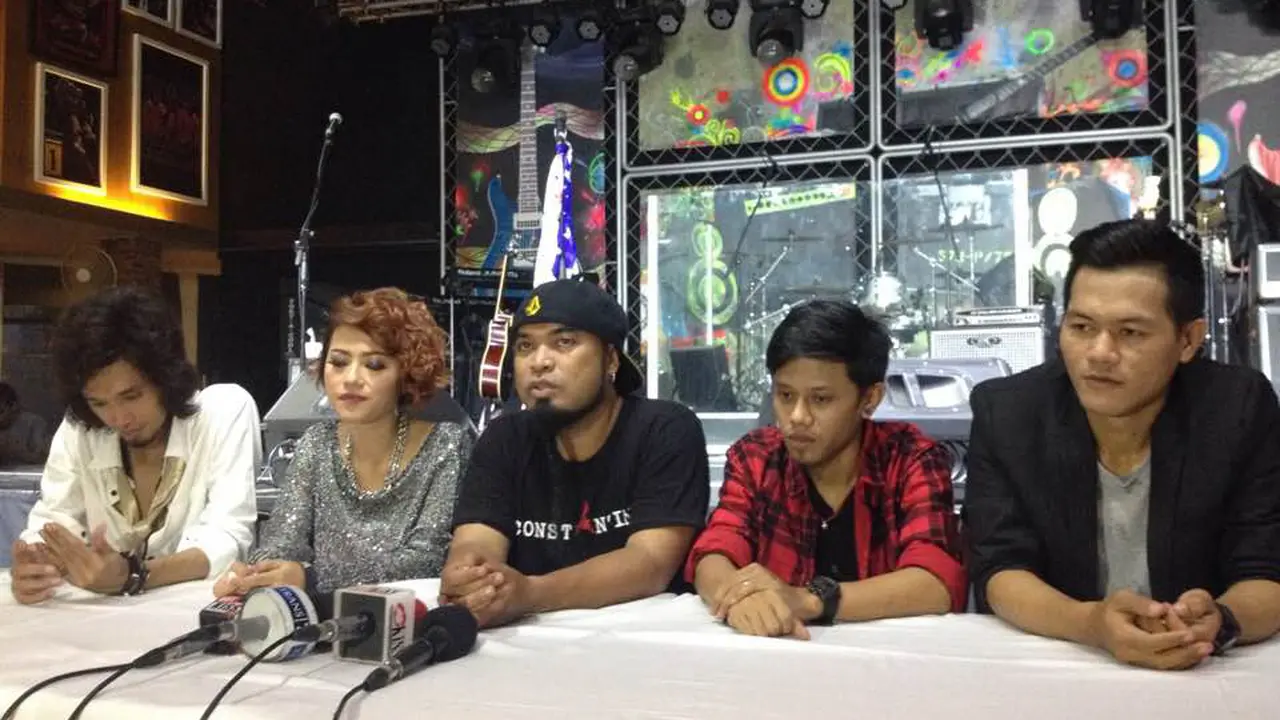 Sibuk Stripping Emak Ijah, Peppy Buat Videoklip di Lokasi Syuting