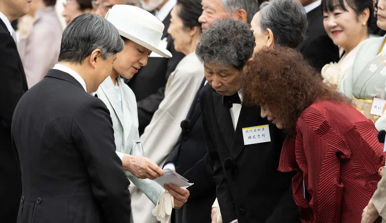 Kaisar Jepang Naruhito (kiri) dan Permaisuri Masako (kedua dari kiri) berbicara dengan desainer grafis Jepang Tadanori Yokoo (ketiga dari kiri) selama pesta taman musim semi di taman kekaisaran Istana Akasaka di Tokyo pada tanggal 23 April 2024. (Yuichi YAMAZAKI/POOL/AFP)