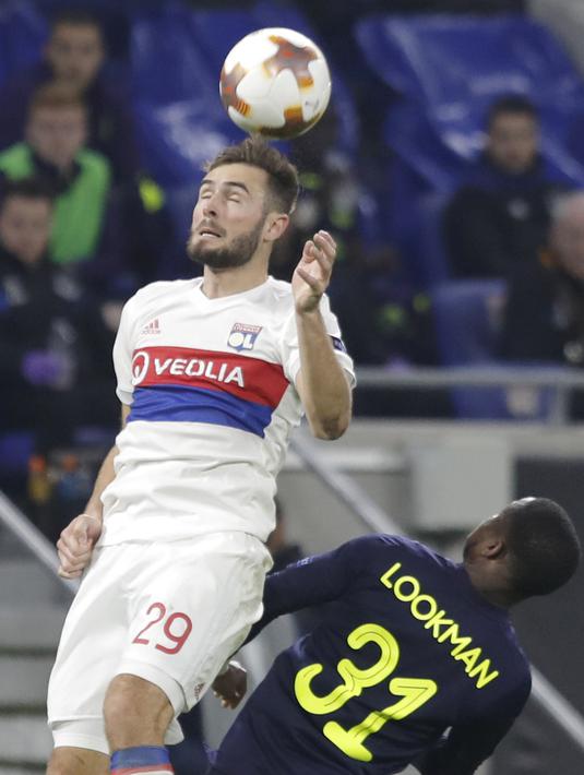 Duel udara pemain Lyon, Lucas Tousart  (kiri) dan pemain Everton, Ademola Lookman (kanan) pada laga grup E Europe League di Groupama Stadium, Lyon, (2/11/2017). Everton kalah 0-3. (AP/Laurent Cipriani)