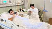 Jenguk Thariq Halilintar di Rumah Sakit, Fuji Salah Tingkah Saat Datang dan Sang Pasien Tak Berkedip Sesaat karena Kaget