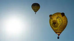 Dua balon udara terbang selama Festival Balon Eropa ke-23 di Igualada, Barcelona (11/7/2019). Festival Balon Eropa adalah yang terbesar di negara tersebut dan salah satu yang terbesar di Eropa. (AFP Photo/Josep Lago)