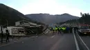 Penyelamat bekerja untuk mengevakuasi bus pembawa turis asal Kolombia dan Venezuela yang terlibat kecelakaan di Pifo, Ekuador, Selasa (14/8). Diduga, kecelakaan bus terjadi akibat rem blong. (HO/Fire Brigade of Quito/AFP)