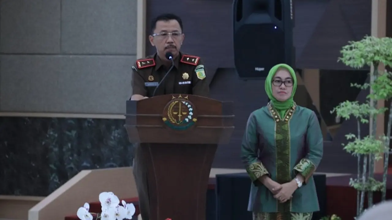 Kepala Kejati Riau yang baru, Supardi, saat pisah sambut dengan pejabat lama di Kejati Riau.