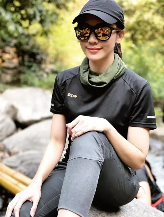 Bahkan, gaya OOTD Ririn saat menjelajah alam ini juga terlihat menggunakan busana berwarna hitam. Mulai dari topi kacamata hingga baju can celana trainingnya, penampilan Ririn ini juga jadi inspirasi para netizen saat berolahraga. (Liputan6.com/IG/@ririndwiariyanti)