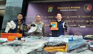 Polda Metro Jaya membongkar penyeludupan barang-barang ilegal seperti pakaian bekas impor hingga handphone. (Liputan6.com/ Ady Anugrahady)