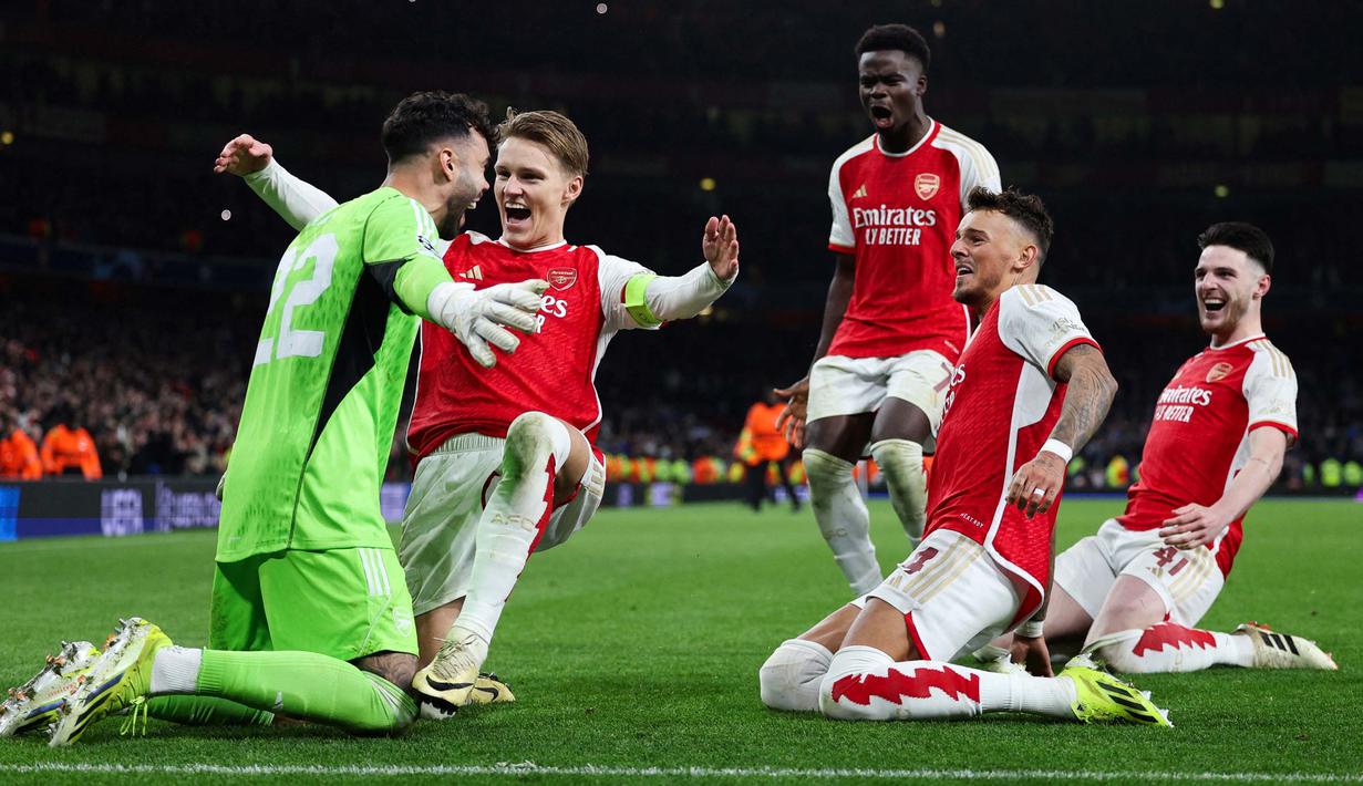 Pemain Arsenal David Raya, Martin Odegaard, Bukayo Saka, Ben White dan Declan Rice (kiri ke kanan melakukan selebrasi setelah memenangkan adu penalti pada pertandingan sepak bola leg kedua babak 16 besar Liga Champions melawan Porto FC di Emirates Stadium, London utara, 12 Maret 2024. (Adrian DENNIS/AFP)