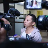 Beberapa selebriti diantara Vino G Bastian, Abimana Aryasatya, Ringgo Agus Rahman, Lukman Sardi, dan sutradara Anggy Umbara mendatangi Polres Metro Jakarta Selatan. Kedatangannya guna memberikan dukungan kepada Tora Sudiro. (Adrian Putra/Bintang.com)