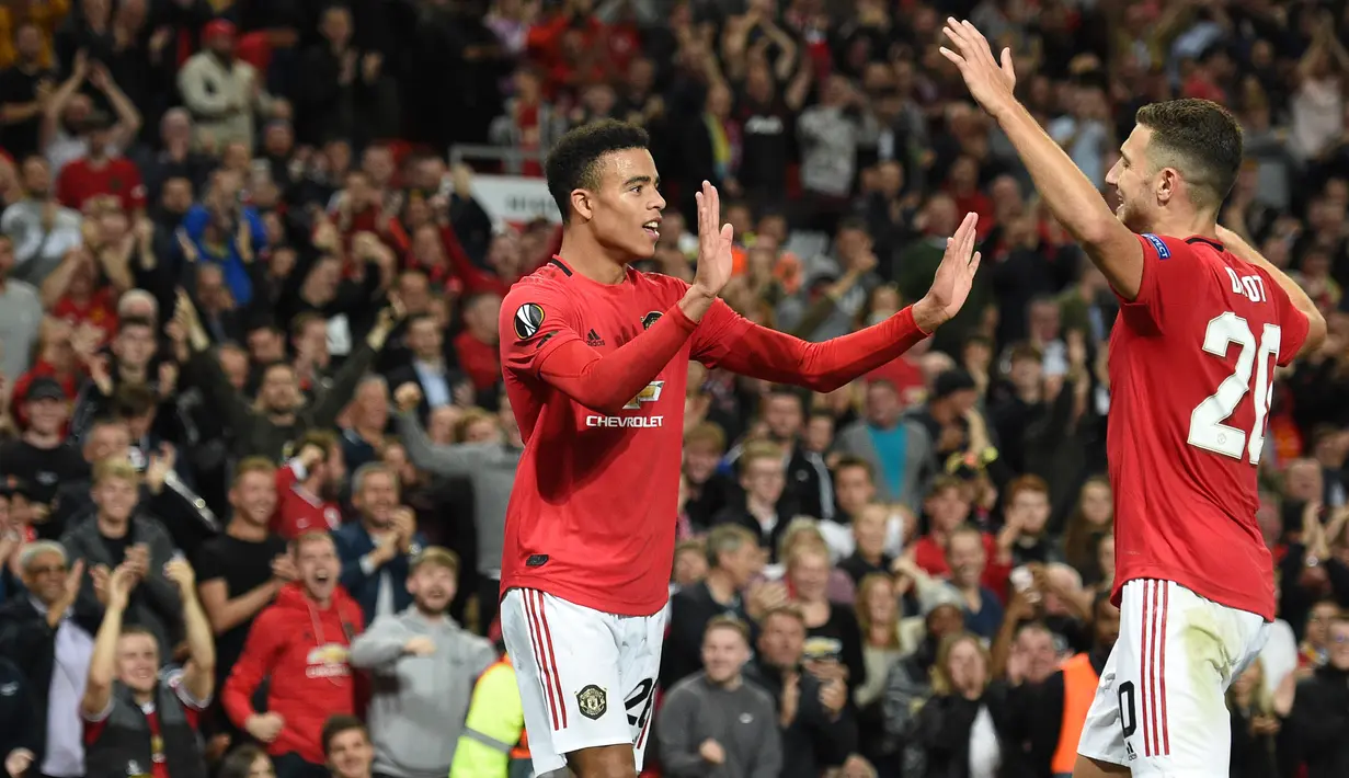 Striker Manchester United, Mason Greenwood, merayakan gol yang dicetaknya ke gawang Astana pada laga Europa League di Stadion Old Trafford, Manchester, Kamis (19/9). MU menang 1-0 atas Astana. (AFP/Oli Scarff)
