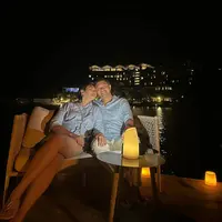 Pasangan bintang sinetron Anjasmara dan Dian Nitami salah satu pasangan selebriti yang masih mesra dan kompak. Kemesraan keduanya bahkan masih seperti pengantin baru. Belum lama ini, keduanya menikmati liburan di pulau Komodo. Berikut beberapa potretnya. [Instagram/bu_deedee]