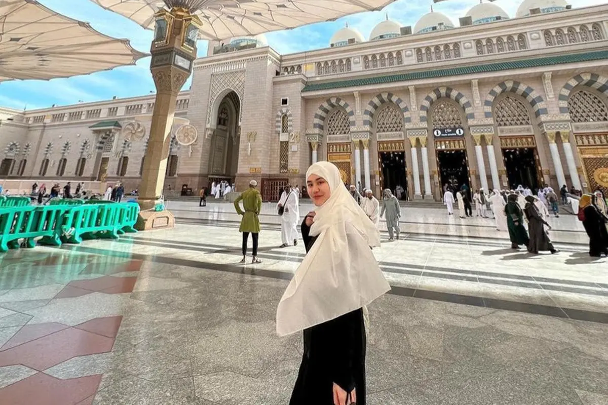 Aaliyah Massaid saat Beribadah Umrah