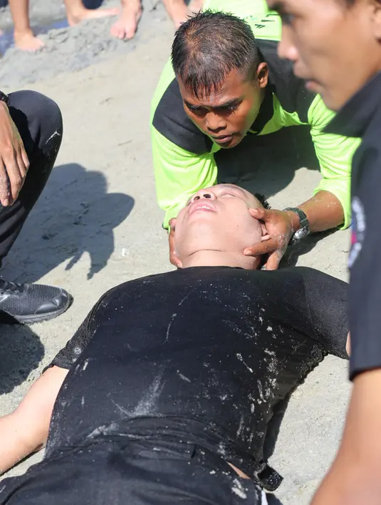 "Takdir cinta kita menjadikan hamparan bahwa saksi ini, detik ini, secara sinaran ultraspen yang mulai diaungi Greenday akan menjadi saksi cinta kita menjadi nyata. Aku sudah terjun dari helikopter untuk kamu sayaaang,"kata Vicky.(Nurwahyunan/Bintang.com)