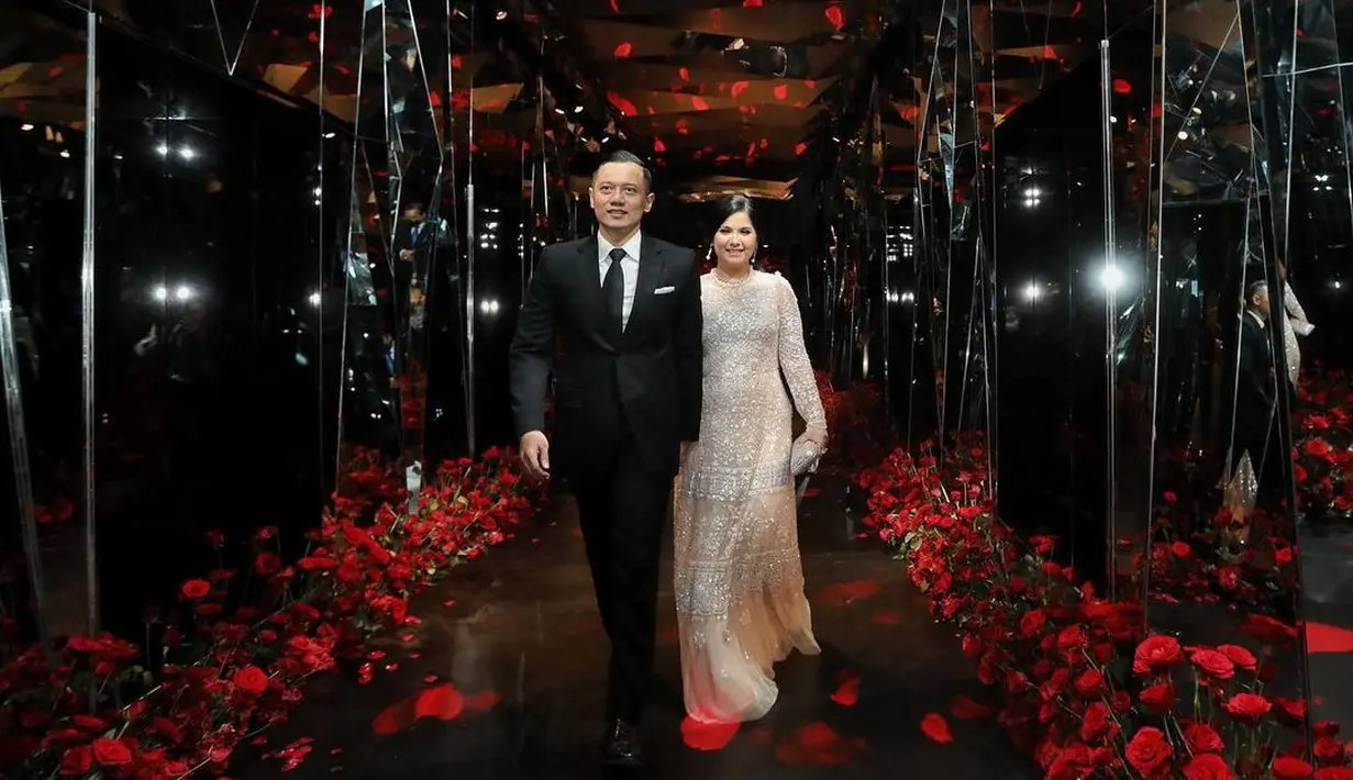 Masih dari resepsi pernikahan Chelsea islan, kali ini gaun Annisa Yudhoyono juga mendapat sorotan dari netizen karena memakai baju yang mirip dengan pengantin perempuan [@agusyudhoyono]