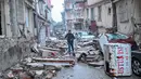 <p>Seorang pria berlari di sepanjang jalan yang dipenuhi puing-puing, di Hatay, sehari setelah gempa berkekuatan 7,8 magnitudo melanda Turki, Selasa (7/2/2023). Tim penyelamat di Turki dan Suriah menghadapi cuaca dingin, gempa susulan, dan bangunan yang runtuh, saat mereka menggali untuk para penyintas yang terkubur oleh gempa bumi yang menewaskan lebih dari 5.000 orang. (BULENT KILIC / AFP)</p>